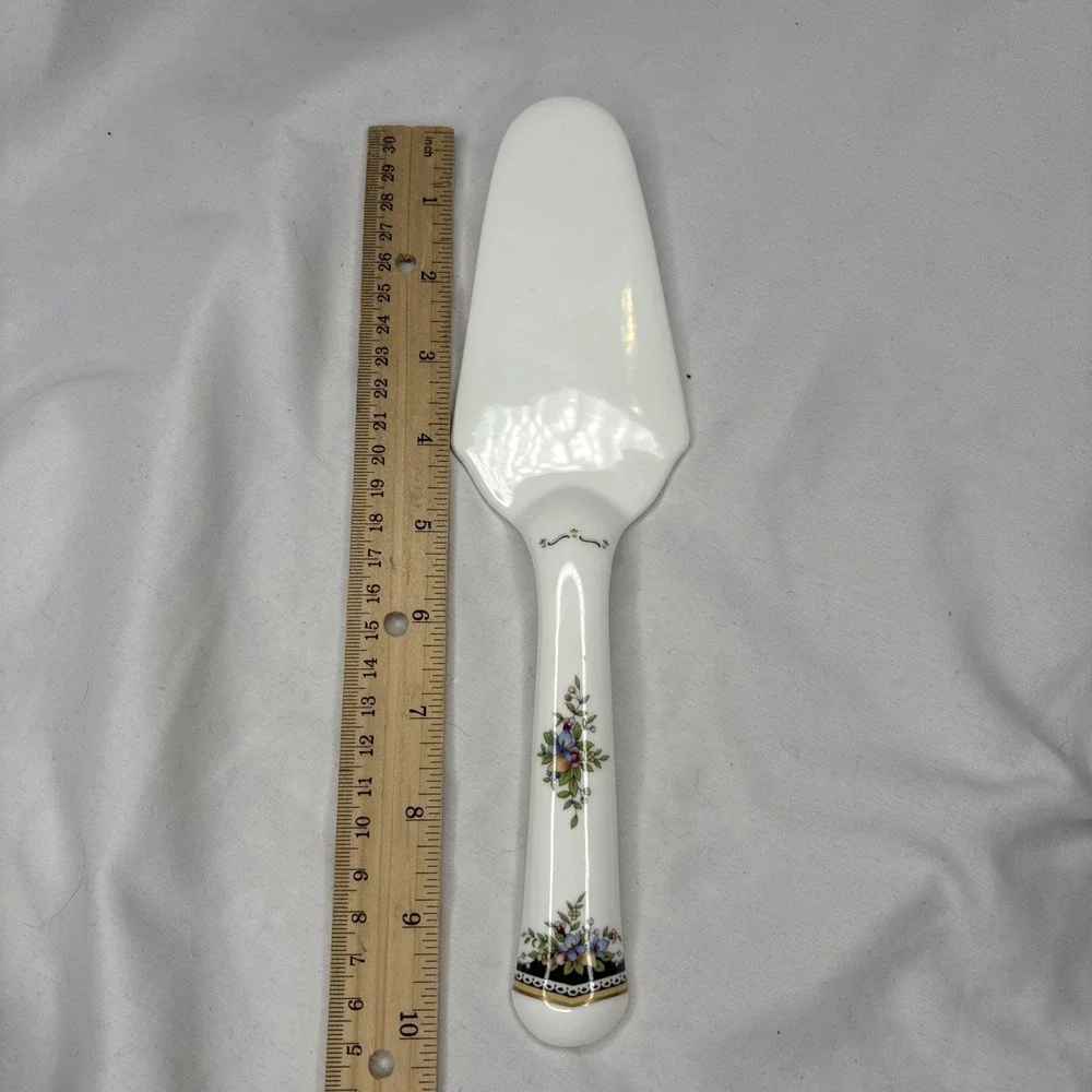 Mikasa Heritage CHRISTMAS STORY Ceramic‎ Pie Cake Server White Holiday
